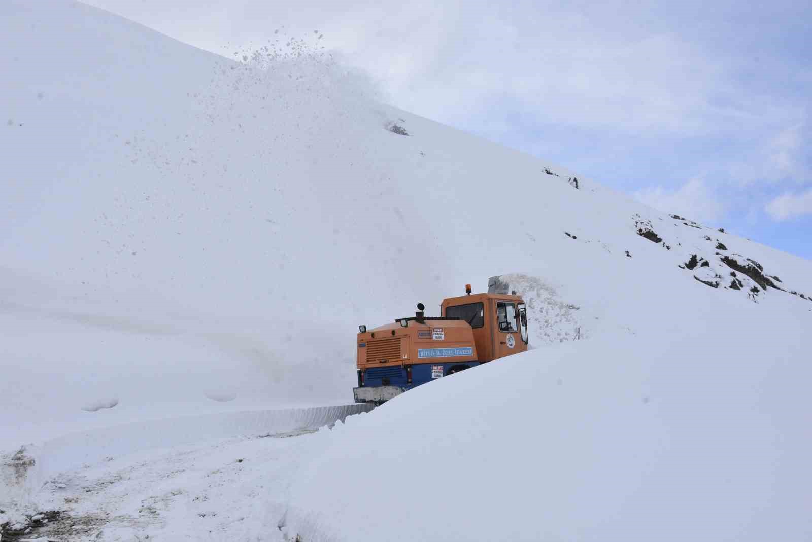 Bitlis’te 6,5 metrelik kar yağışına rağmen 20 bin kilometre yol açıldı
Bitlis’te 6,5 metrelik kar yağışına rağmen 20 bin kilometre yol açıldı