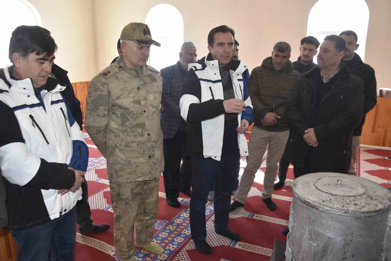 Bitlis’te 6,5 metrelik kar yağışına rağmen 20 bin kilometre yol açıldı
Bitlis’te 6,5 metrelik kar yağışına rağmen 20 bin kilometre yol açıldı