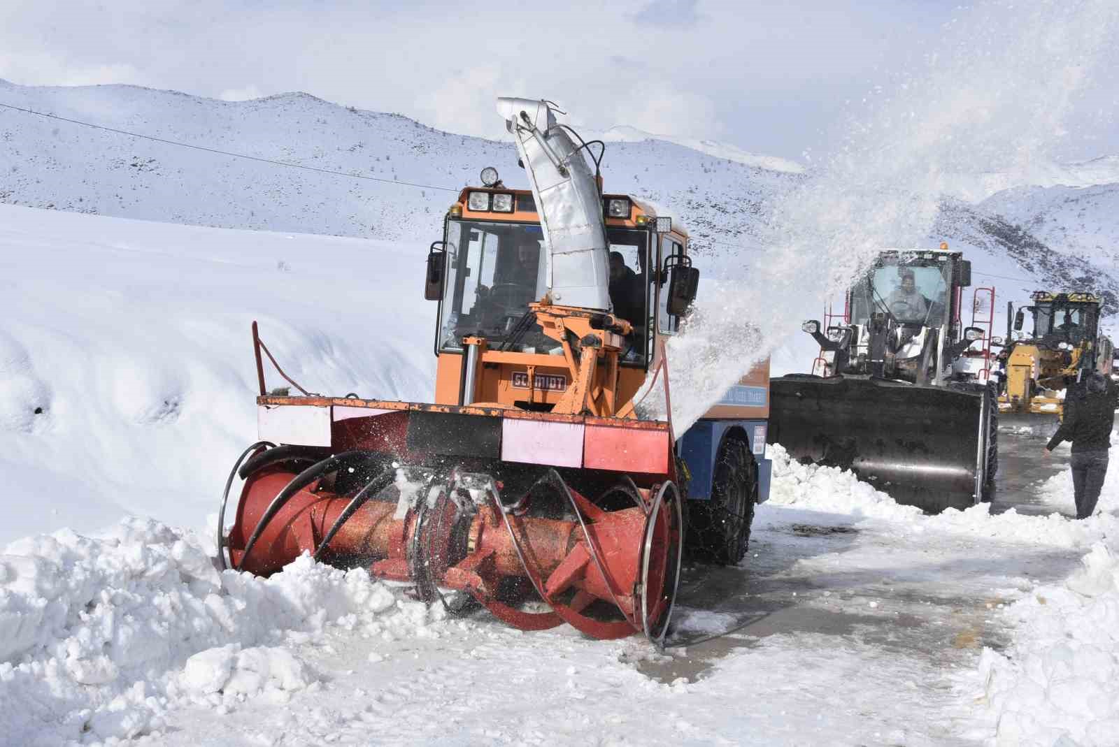 Bitlis’te 6,5 metrelik kar yağışına rağmen 20 bin kilometre yol açıldı
Bitlis’te 6,5 metrelik kar yağışına rağmen 20 bin kilometre yol açıldı