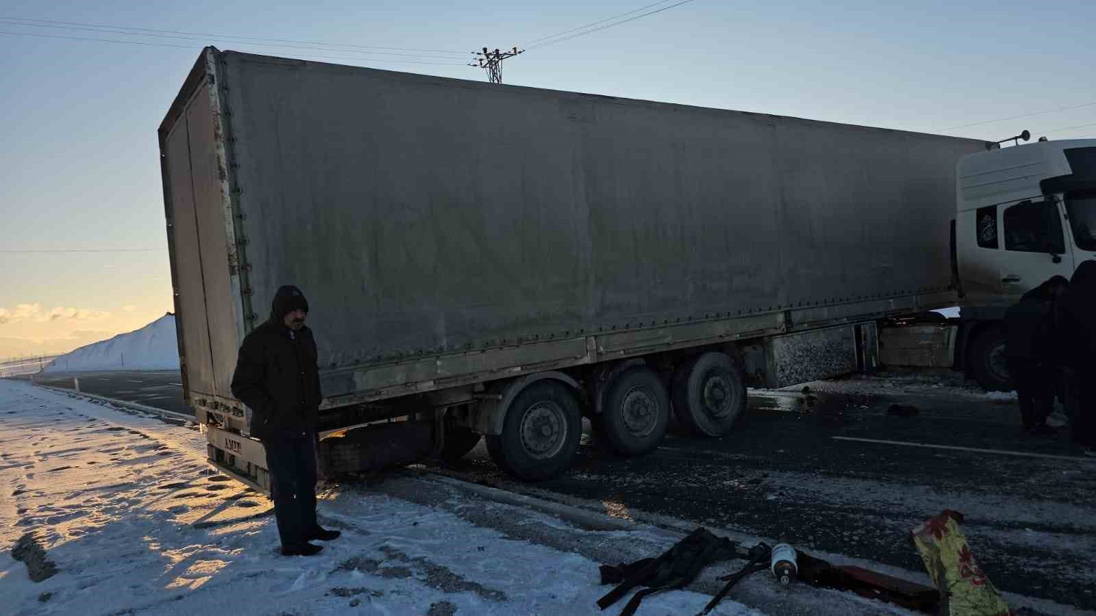 Bitlis’te buzlanan yolda kayan tır yolu kapattı

