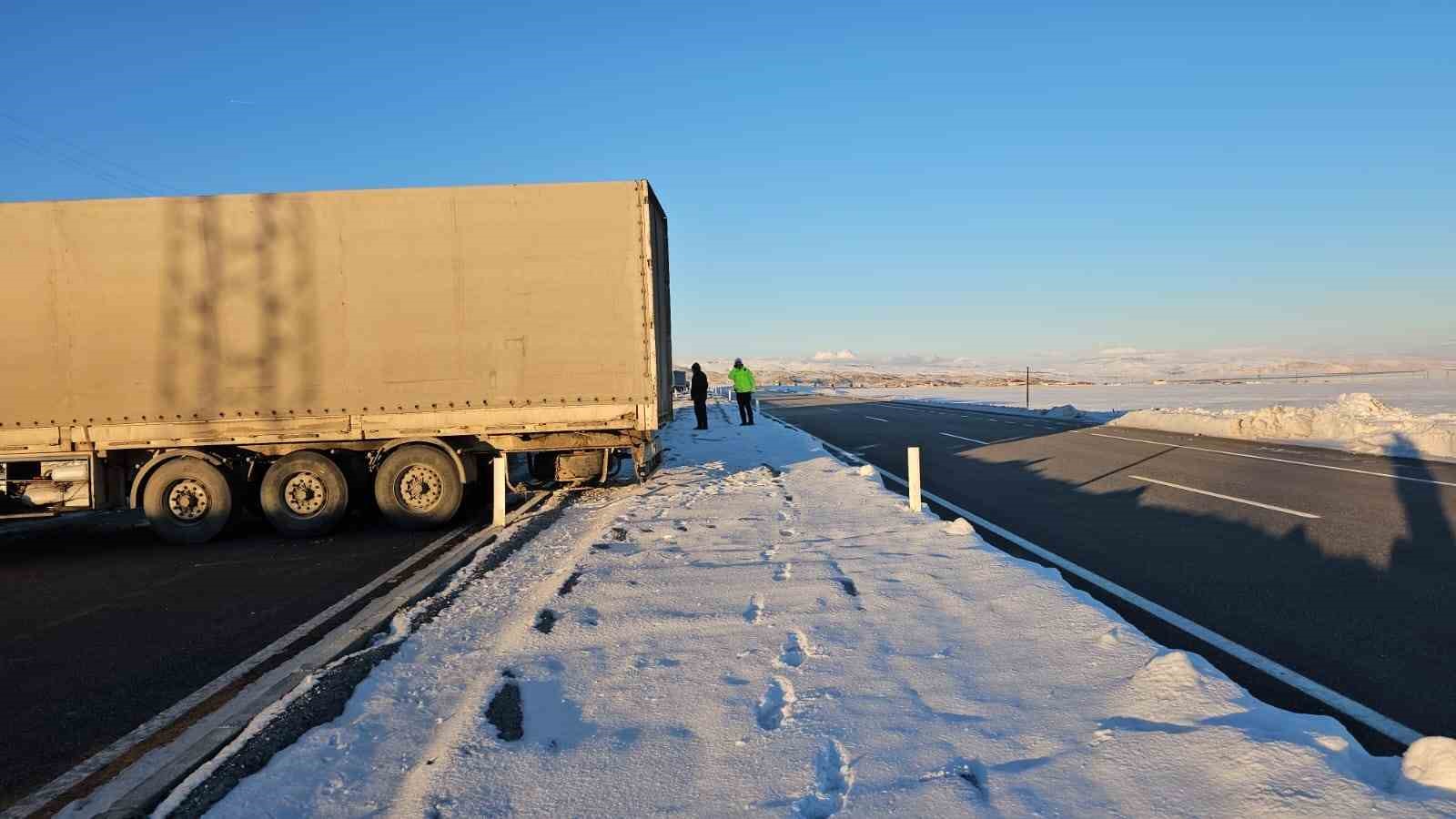 Bitlis’te buzlanan yolda kayan tır yolu kapattı
