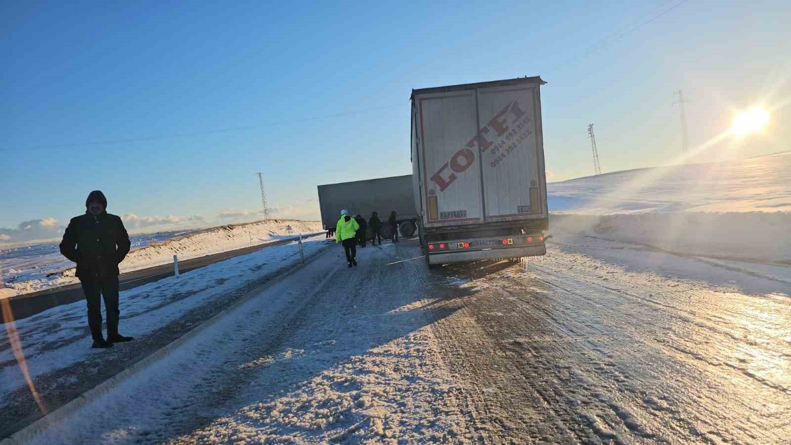 Bitlis’te buzlanan yolda kayan tır yolu kapattı
