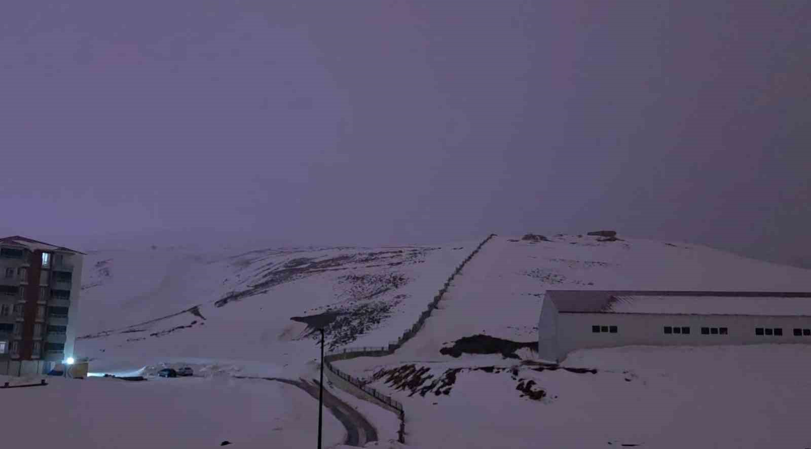 Bitlis’te çakan şimşekler geceyi gündüze çevirdi
