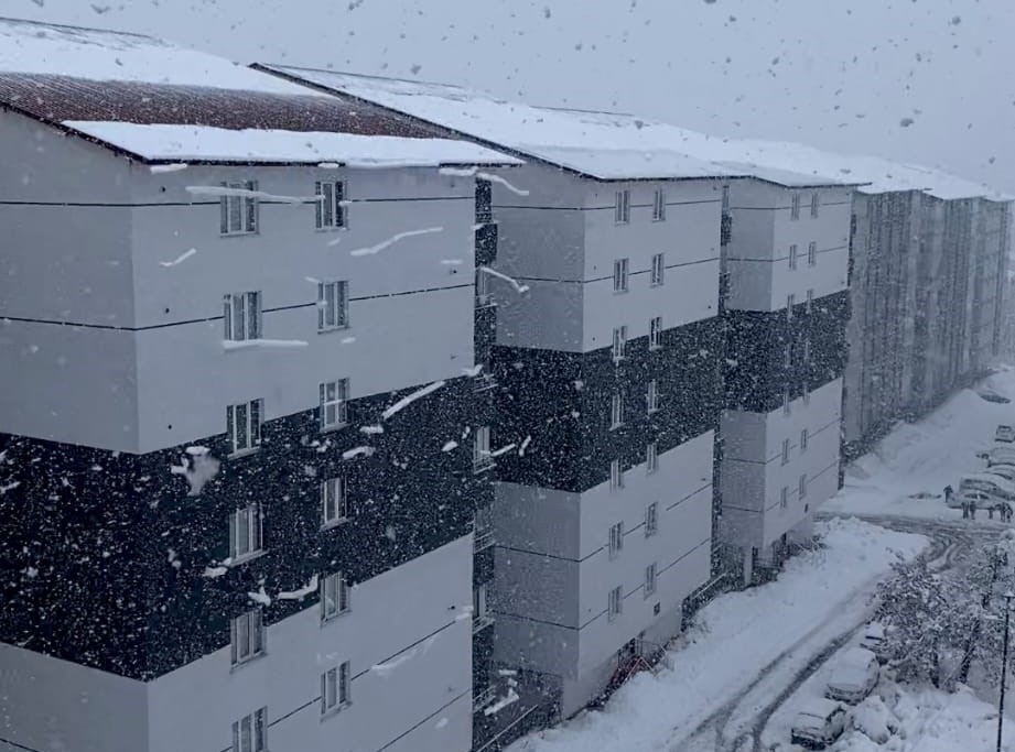 Bitlis’te çatıdan caddeye düşen kar kütleleri görsel şölen sundu
