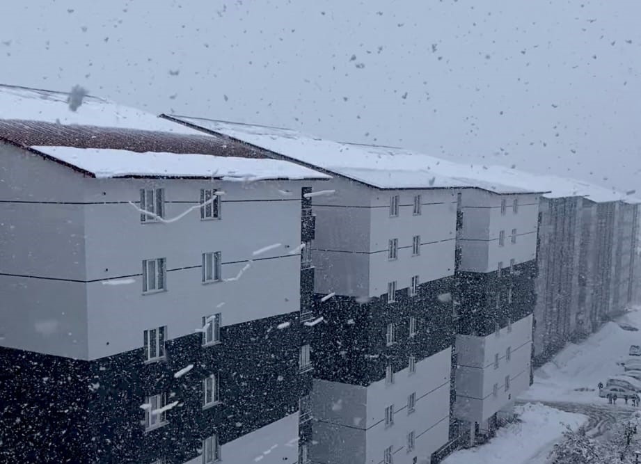 Bitlis’te çatıdan caddeye düşen kar kütleleri görsel şölen sundu
