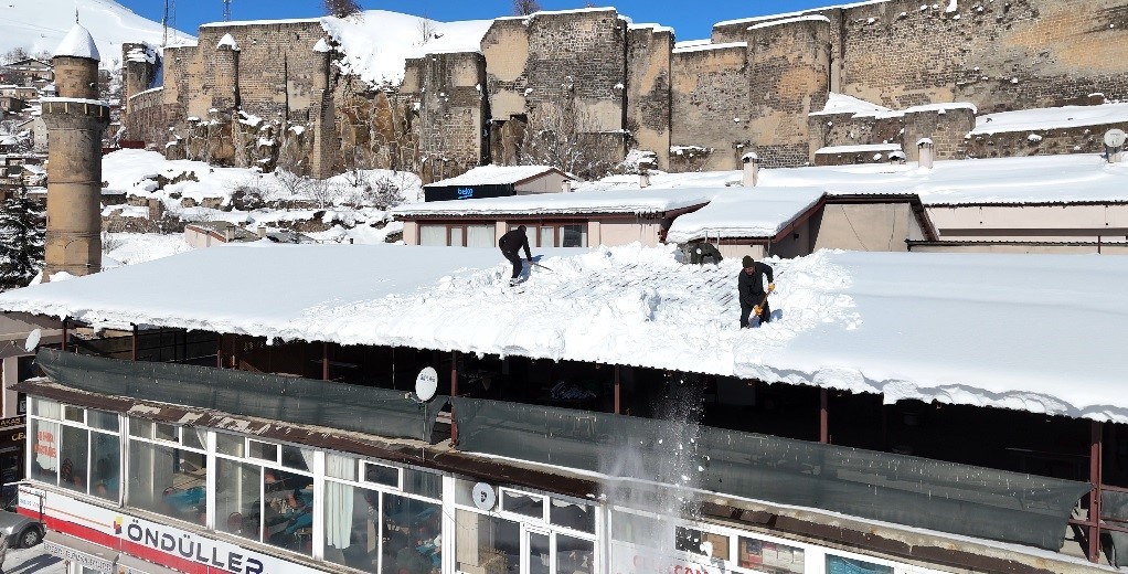Bitlis’te çatılarda tehlikeli kar temizliği
