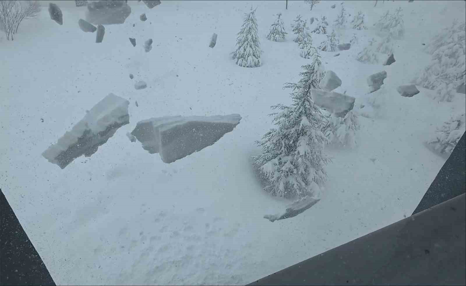 Bitlis’te çatılardaki kar tehlikesi devam ediyor
