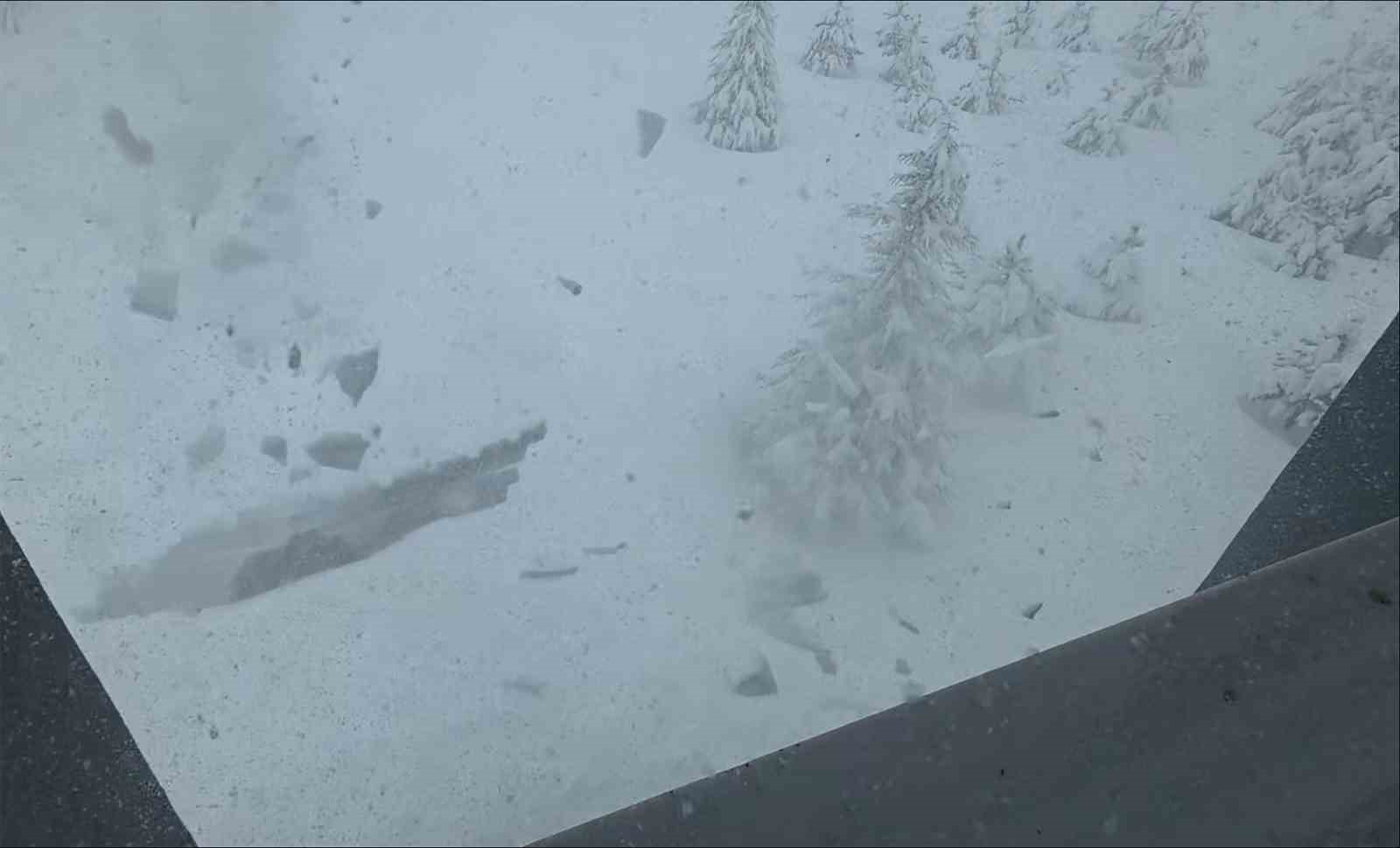 Bitlis’te çatılardaki kar tehlikesi devam ediyor
