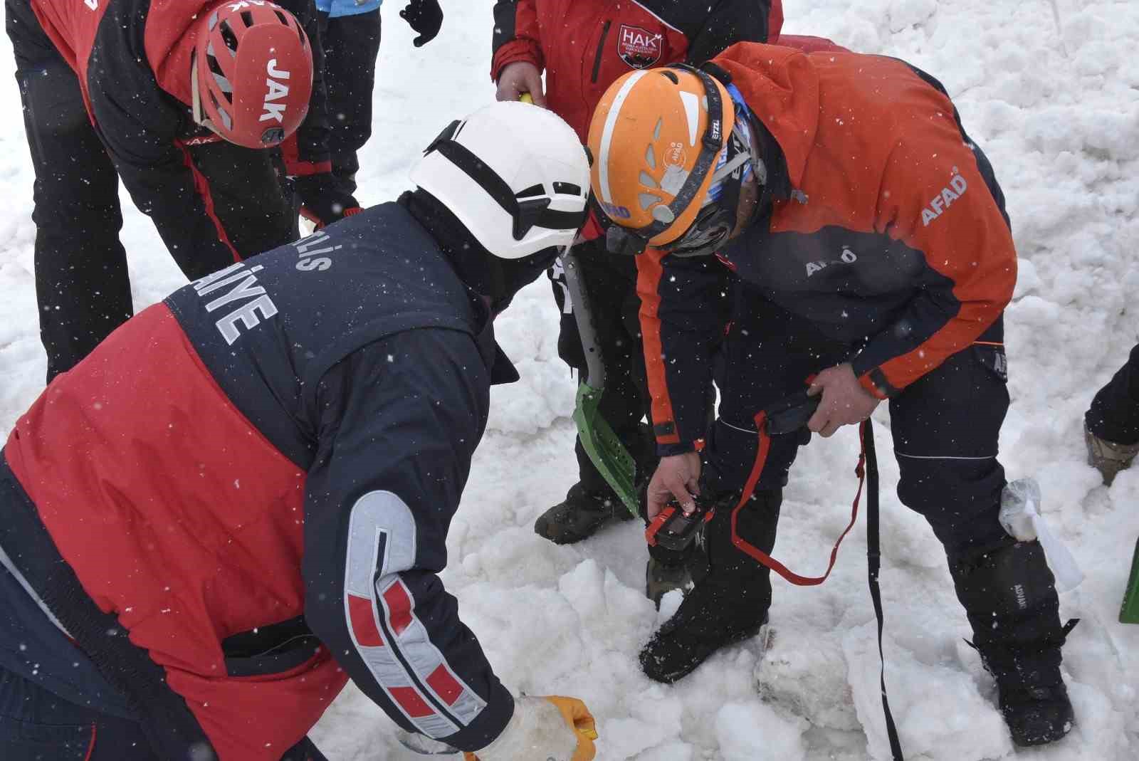 Bitlis’te çığ tatbikatı gerçeğini aratmadı
