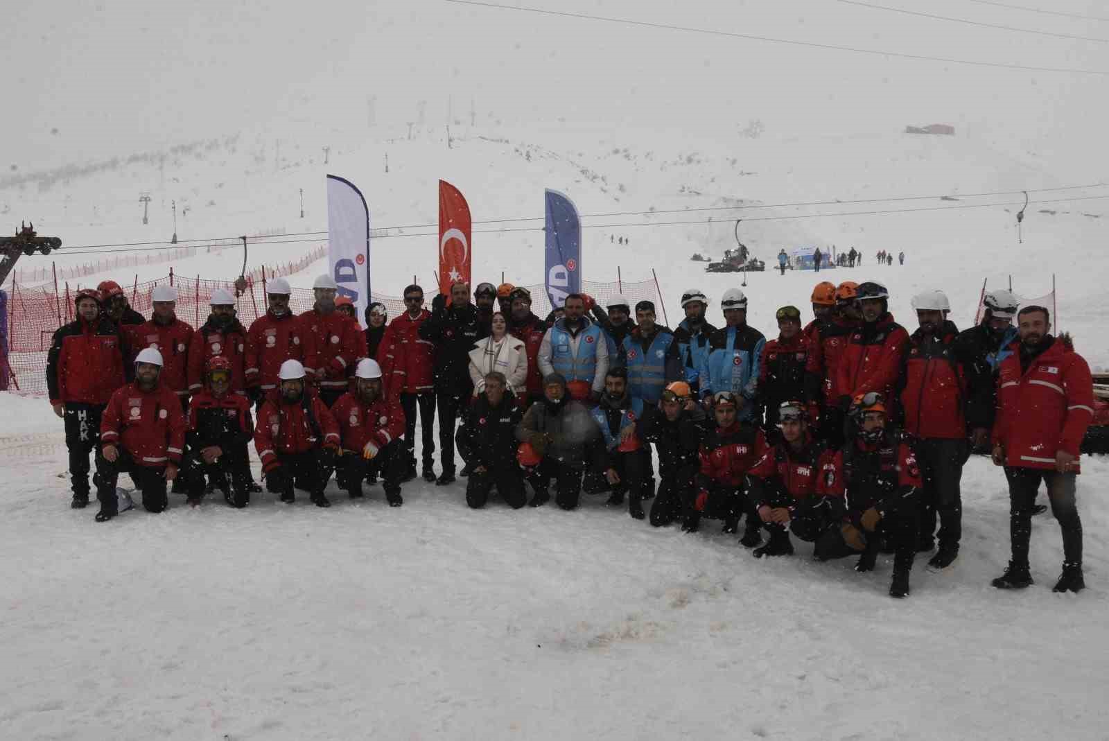 Bitlis’te çığ tatbikatı gerçeğini aratmadı
