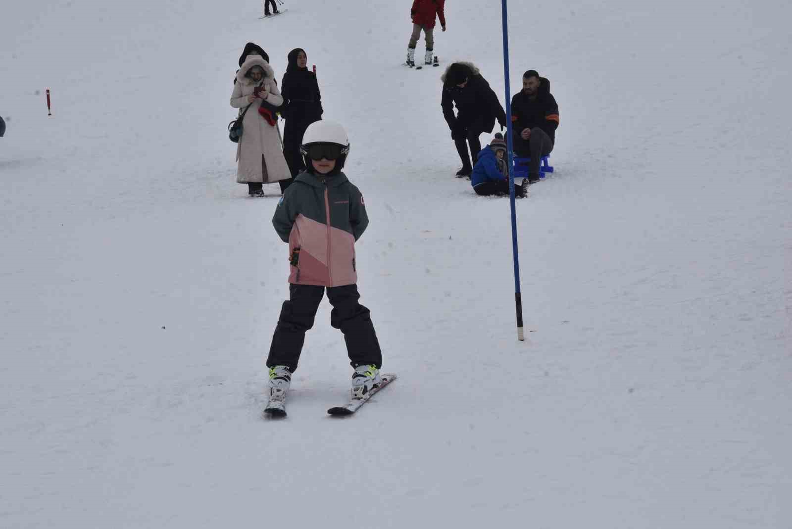 Bitlis’te çocuklar karne tatilinde kayak öğreniyor
