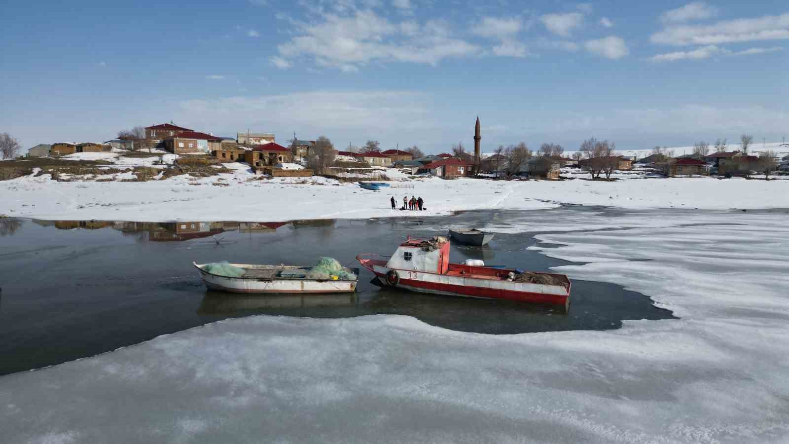 Bitlis’te donan göller erken ısınmayla çözülmeye başladı
