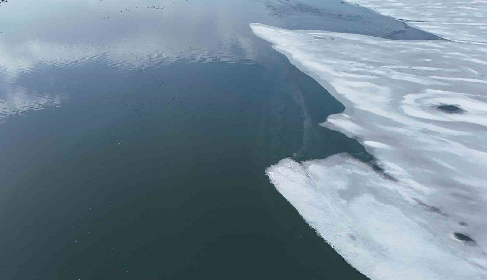 Bitlis’te donan göller erken ısınmayla çözülmeye başladı
