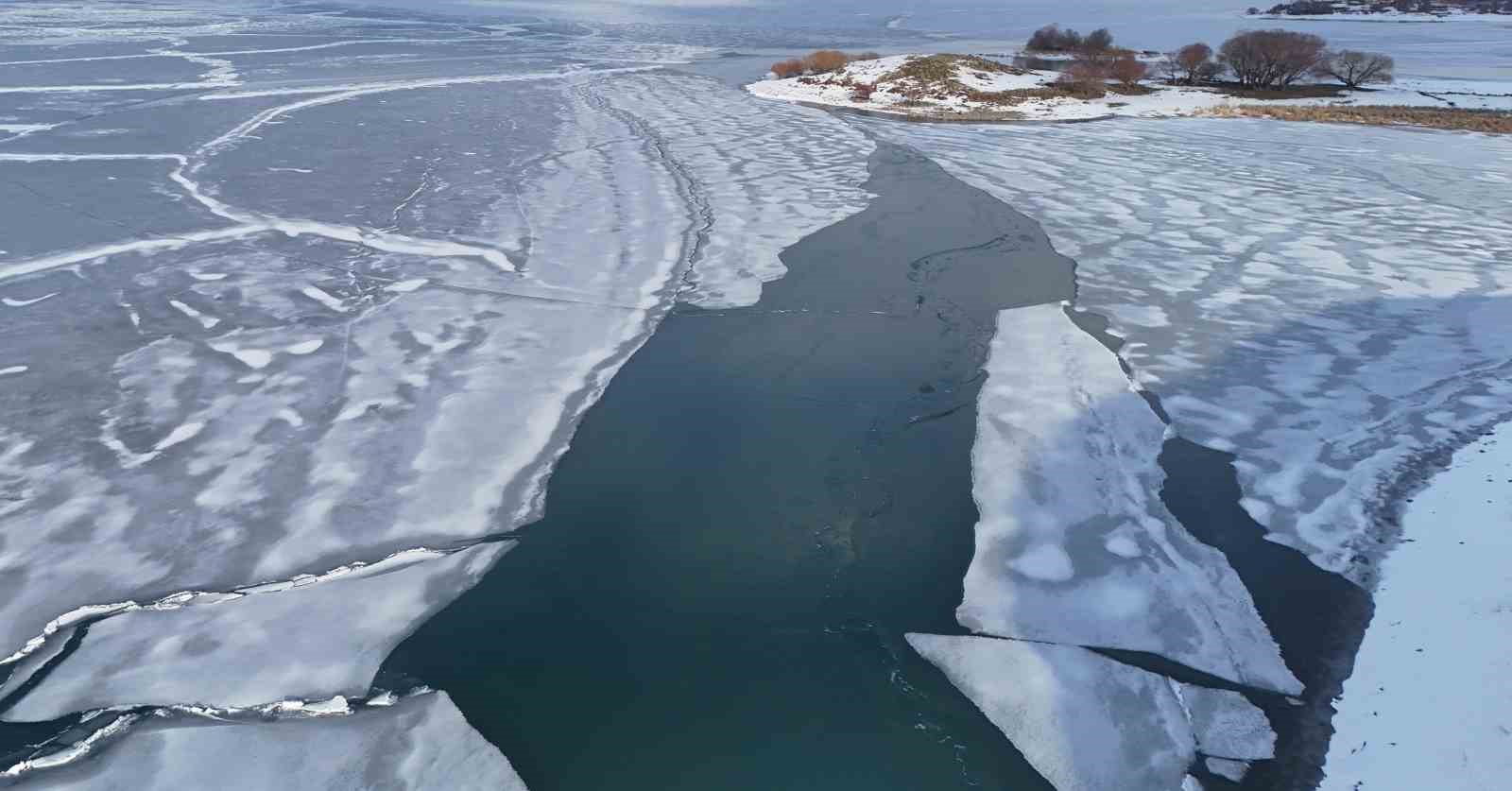 Bitlis’te donan göller erken ısınmayla çözülmeye başladı
