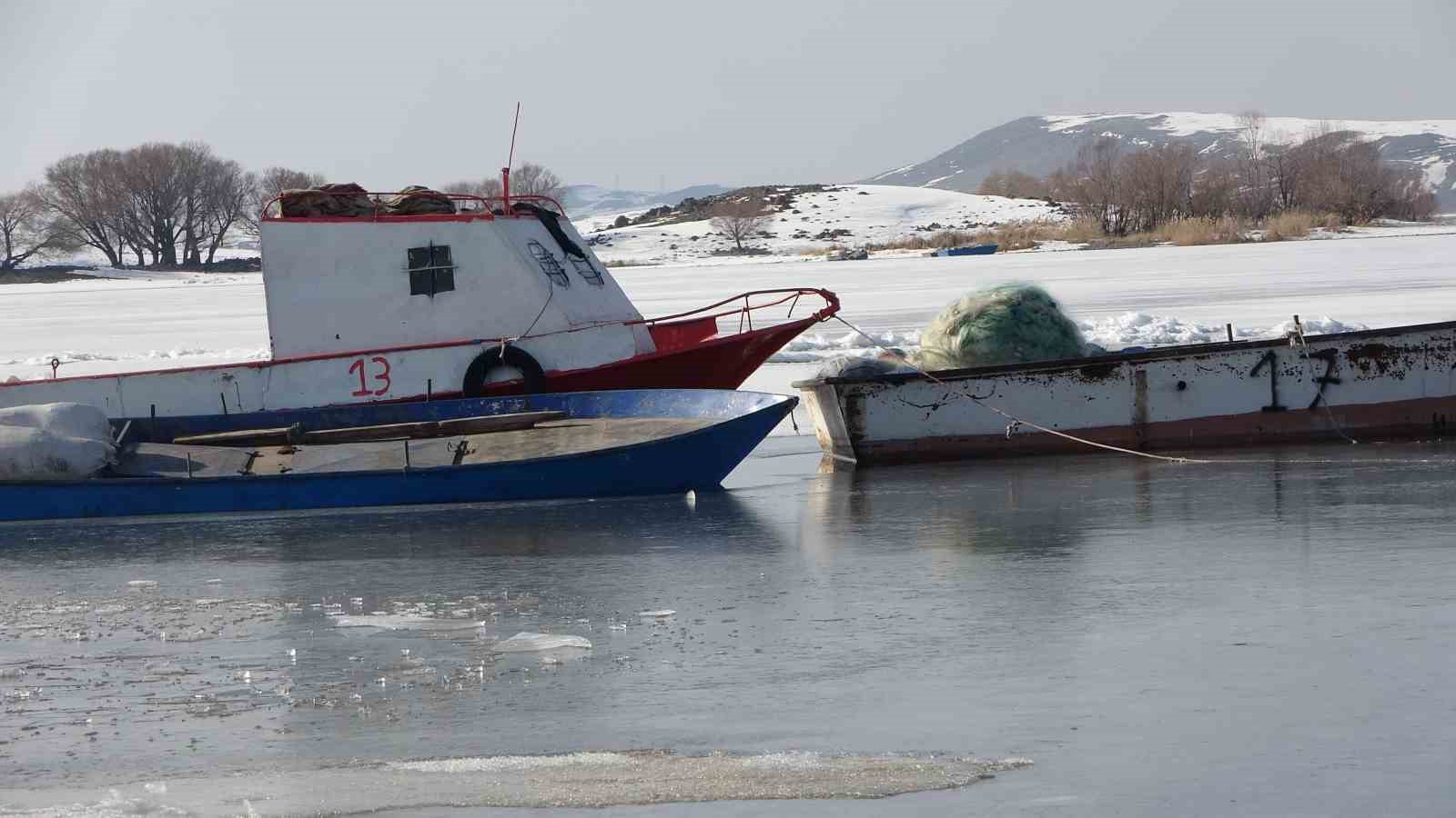 Bitlis’te donan göller erken ısınmayla çözülmeye başladı
