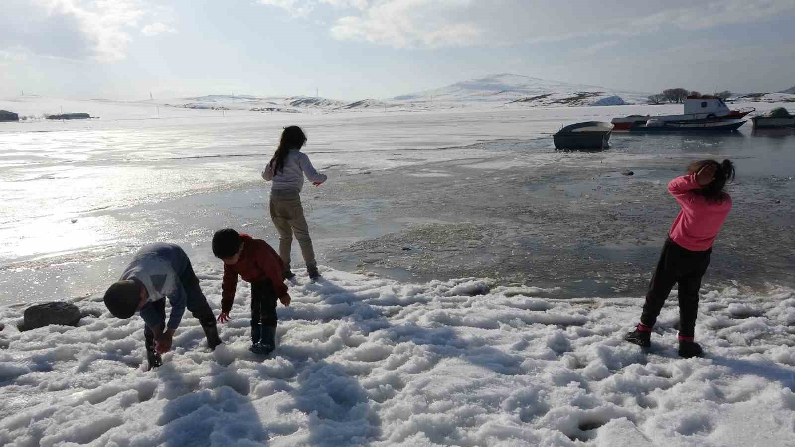 Bitlis’te donan göller erken ısınmayla çözülmeye başladı
