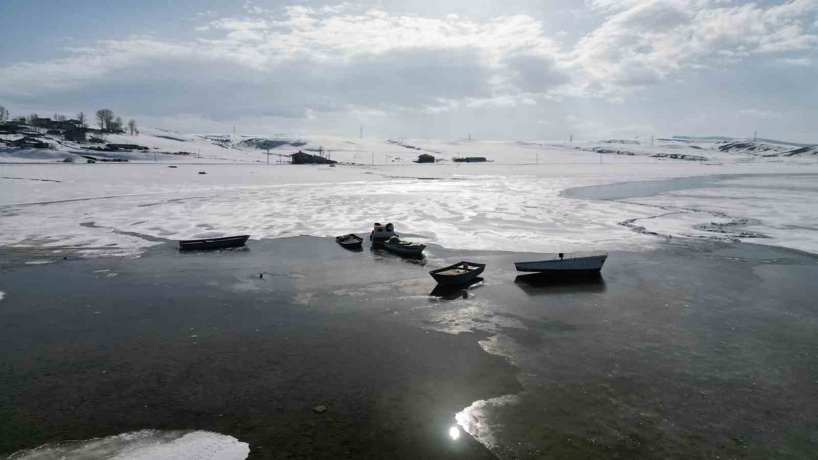 Bitlis’te donan göller erken ısınmayla çözülmeye başladı
