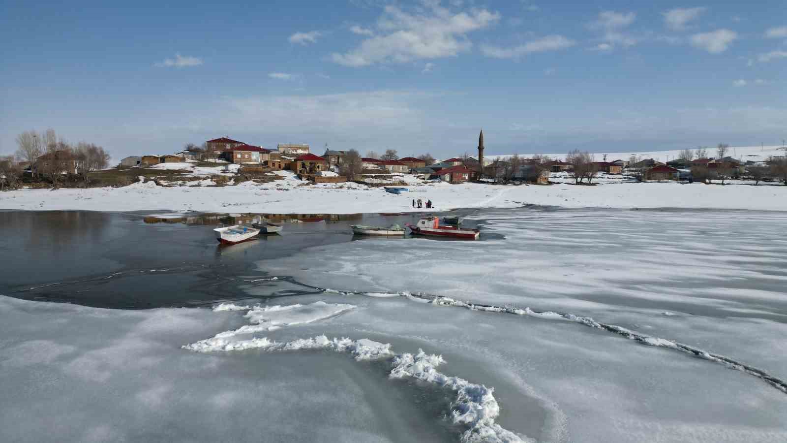 Bitlis’te donan göller erken ısınmayla çözülmeye başladı
