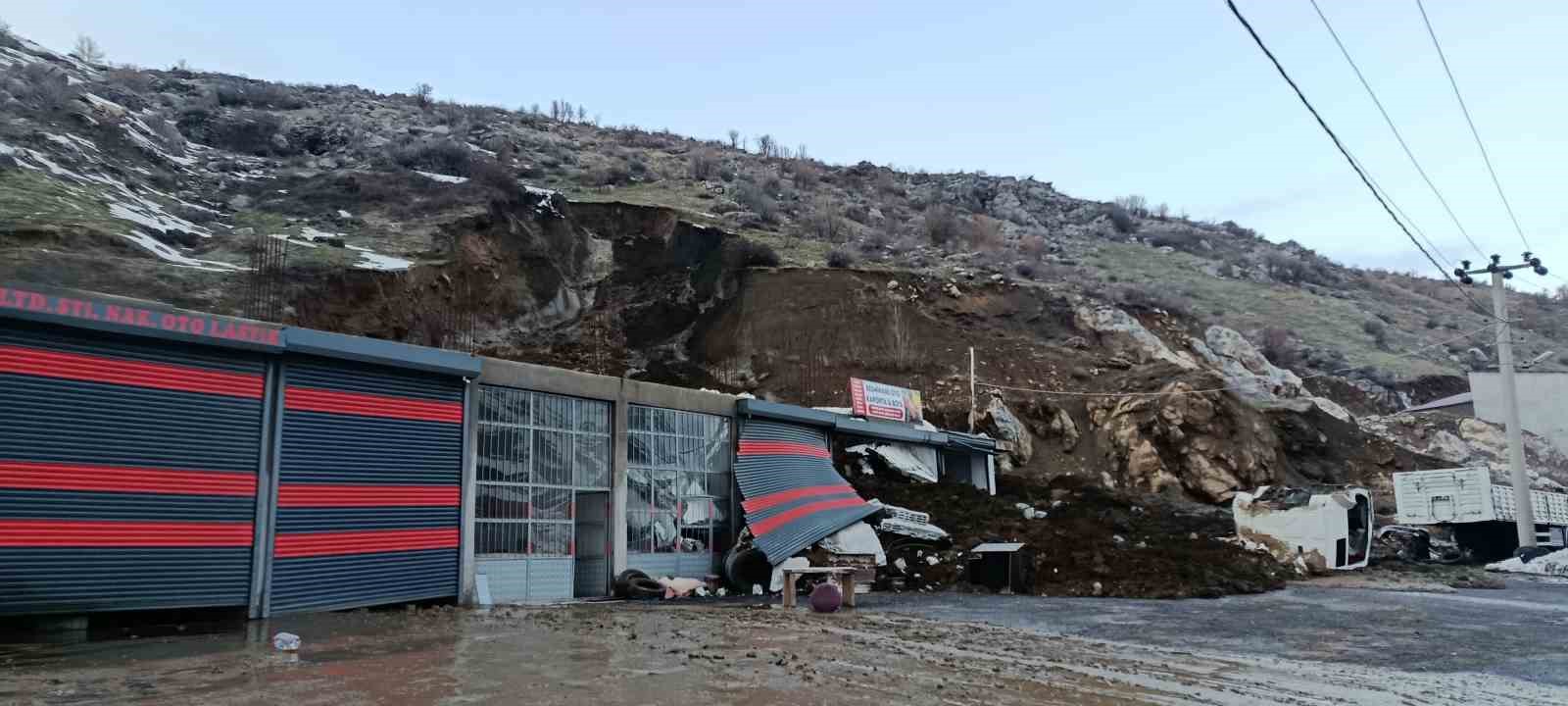 Bitlis’te heyelan: Sanayi sitesindeki dükkan toprak yığını altında kaldı
