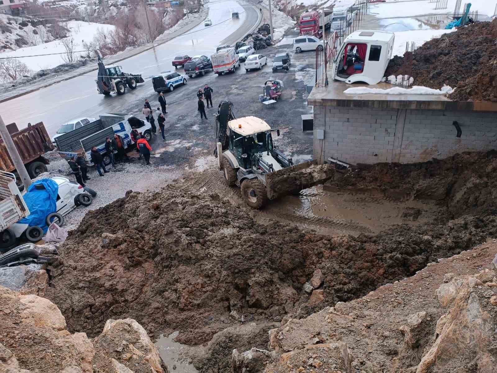 Bitlis’te heyelan: Sanayi sitesindeki dükkan toprak yığını altında kaldı
