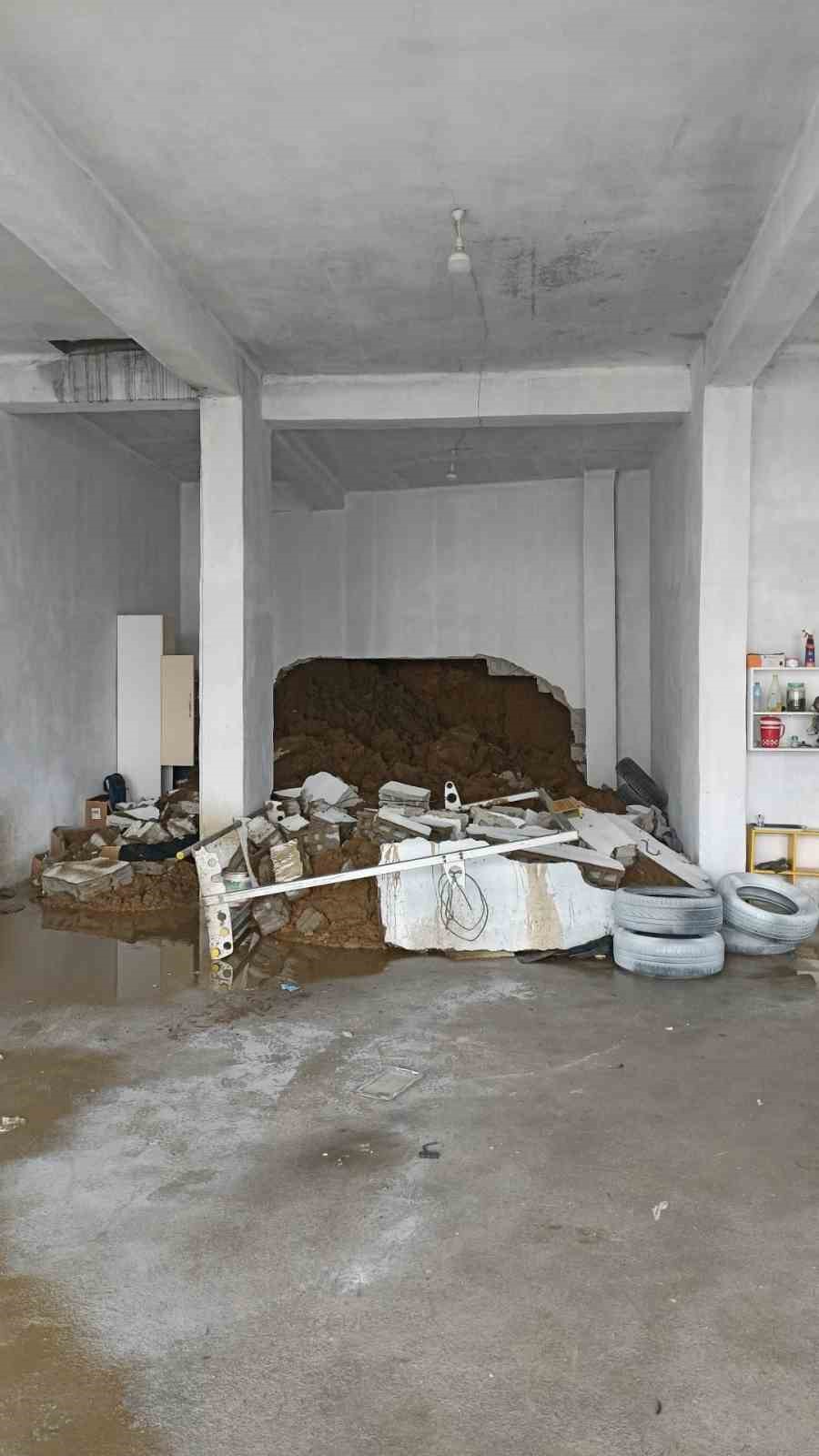 Bitlis’te heyelan: Sanayi sitesindeki dükkan toprak yığını altında kaldı
