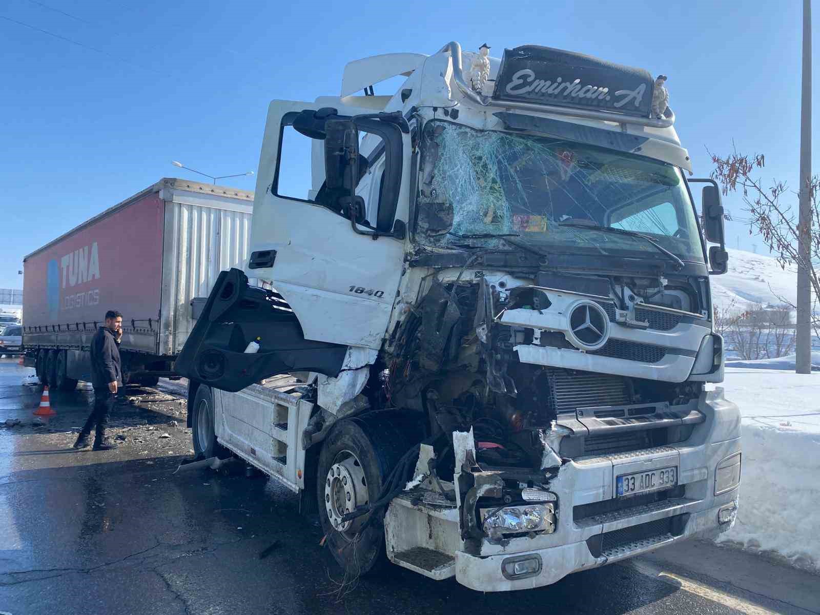 Bitlis’te iki tır çarpıştı
