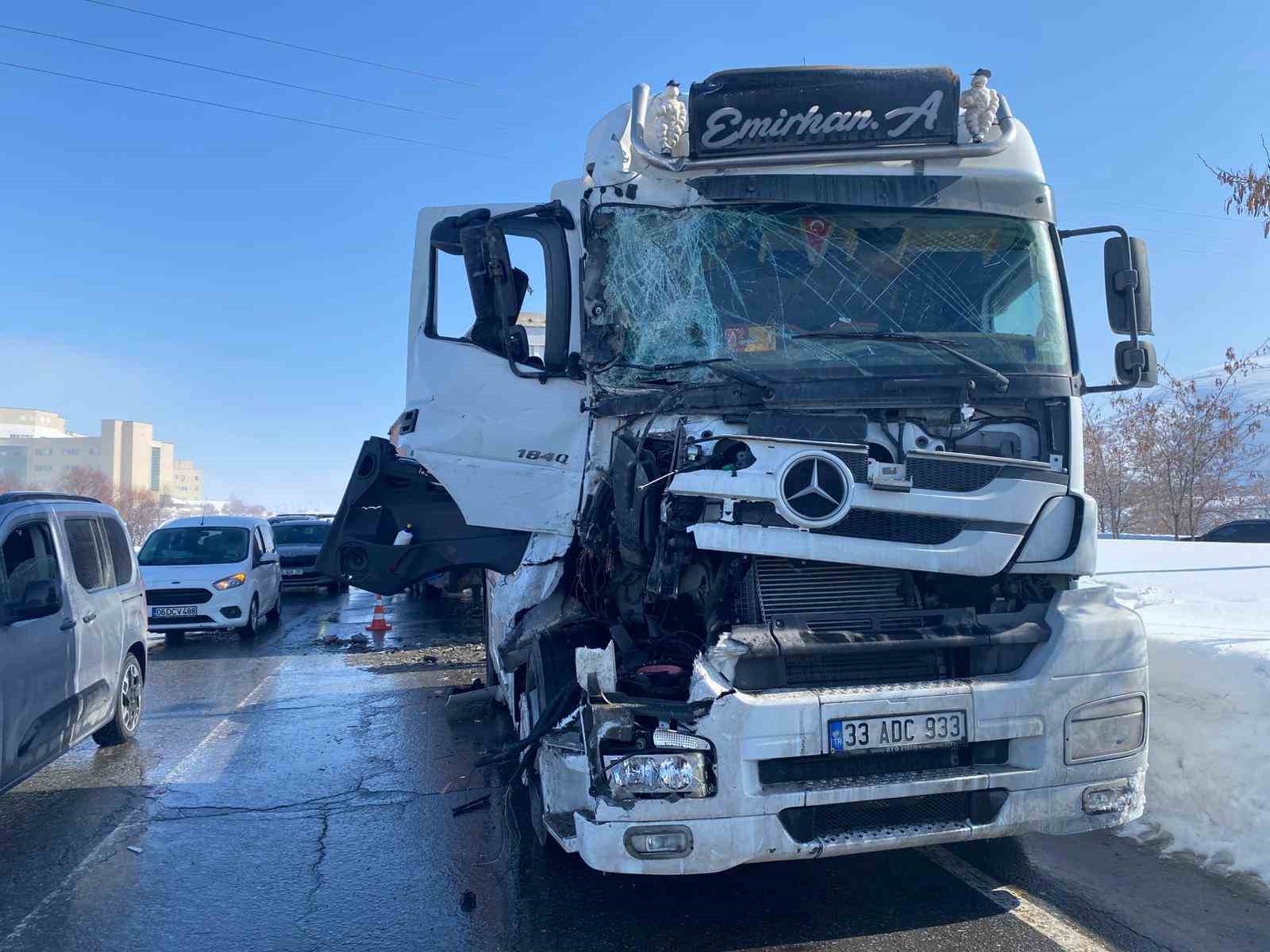 Bitlis’te iki tır çarpıştı
