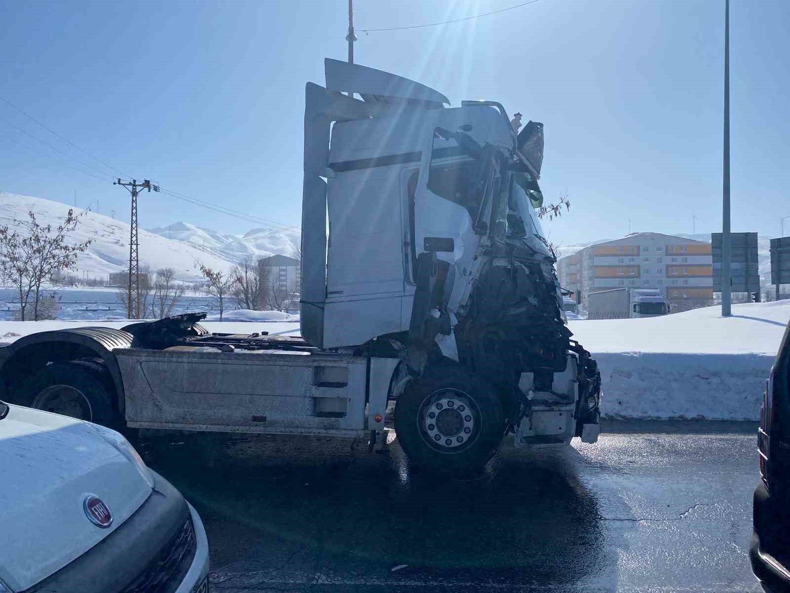 Bitlis’te iki tır çarpıştı
