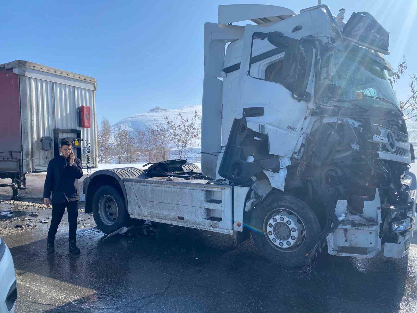 Bitlis’te iki tır çarpıştı
