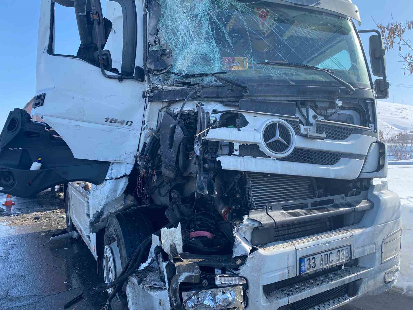 Bitlis’te iki tır çarpıştı
