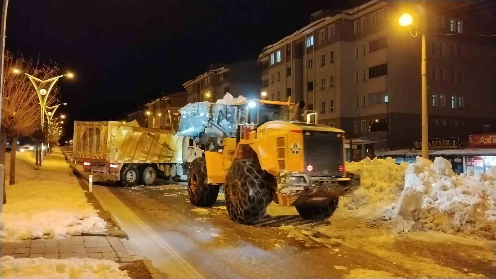 Bitlis’te kaldırımlardaki karlar kamyonlarla taşınıyor
