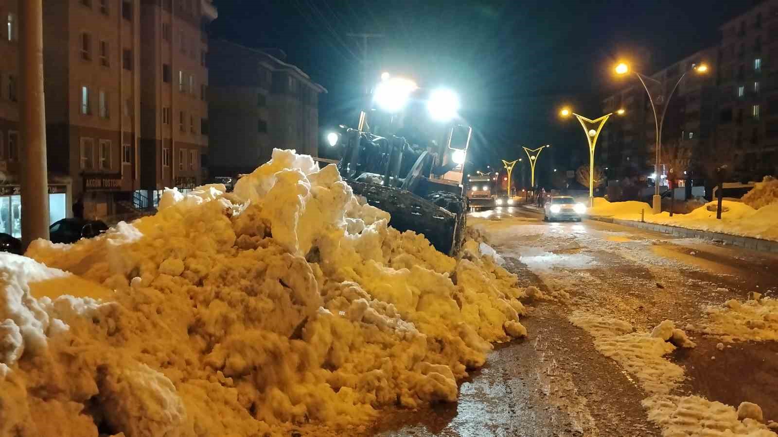 Bitlis’te kaldırımlardaki karlar kamyonlarla taşınıyor

