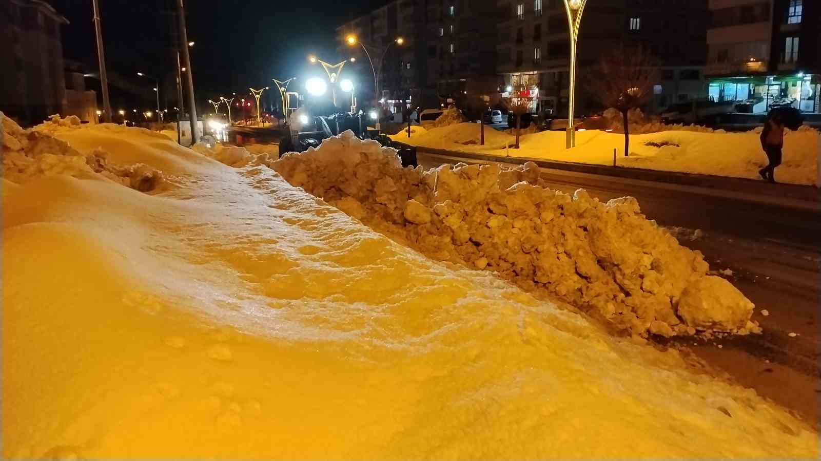 Bitlis’te kaldırımlardaki karlar kamyonlarla taşınıyor
