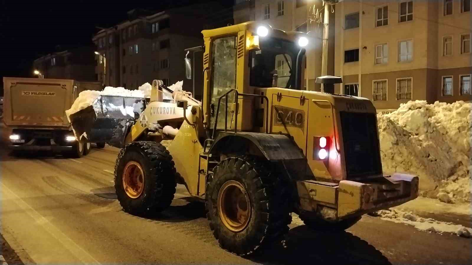 Bitlis’te kaldırımlardaki karlar kamyonlarla taşınıyor
