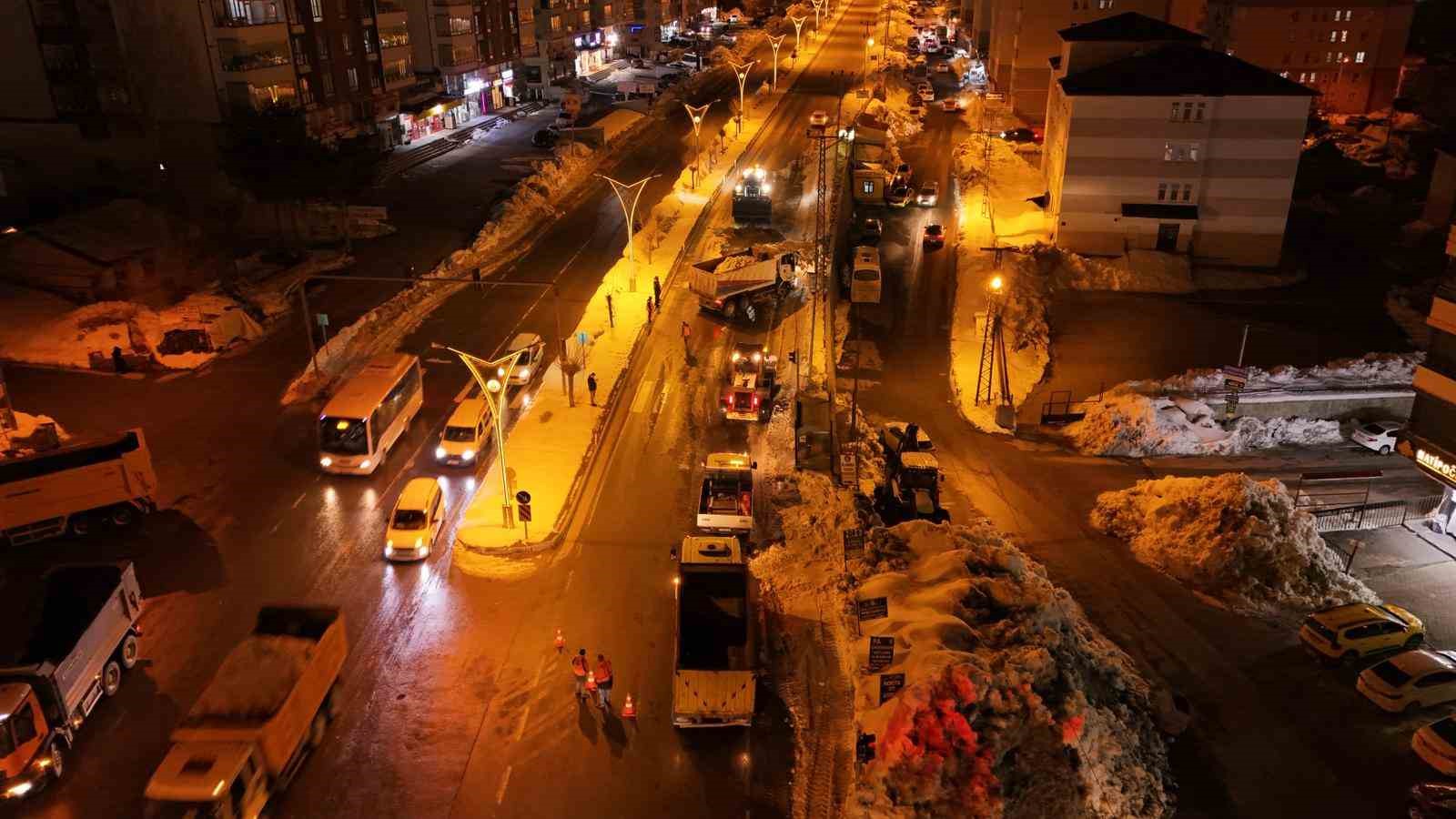 Bitlis’te kaldırımlardaki karlar kamyonlarla taşınıyor
