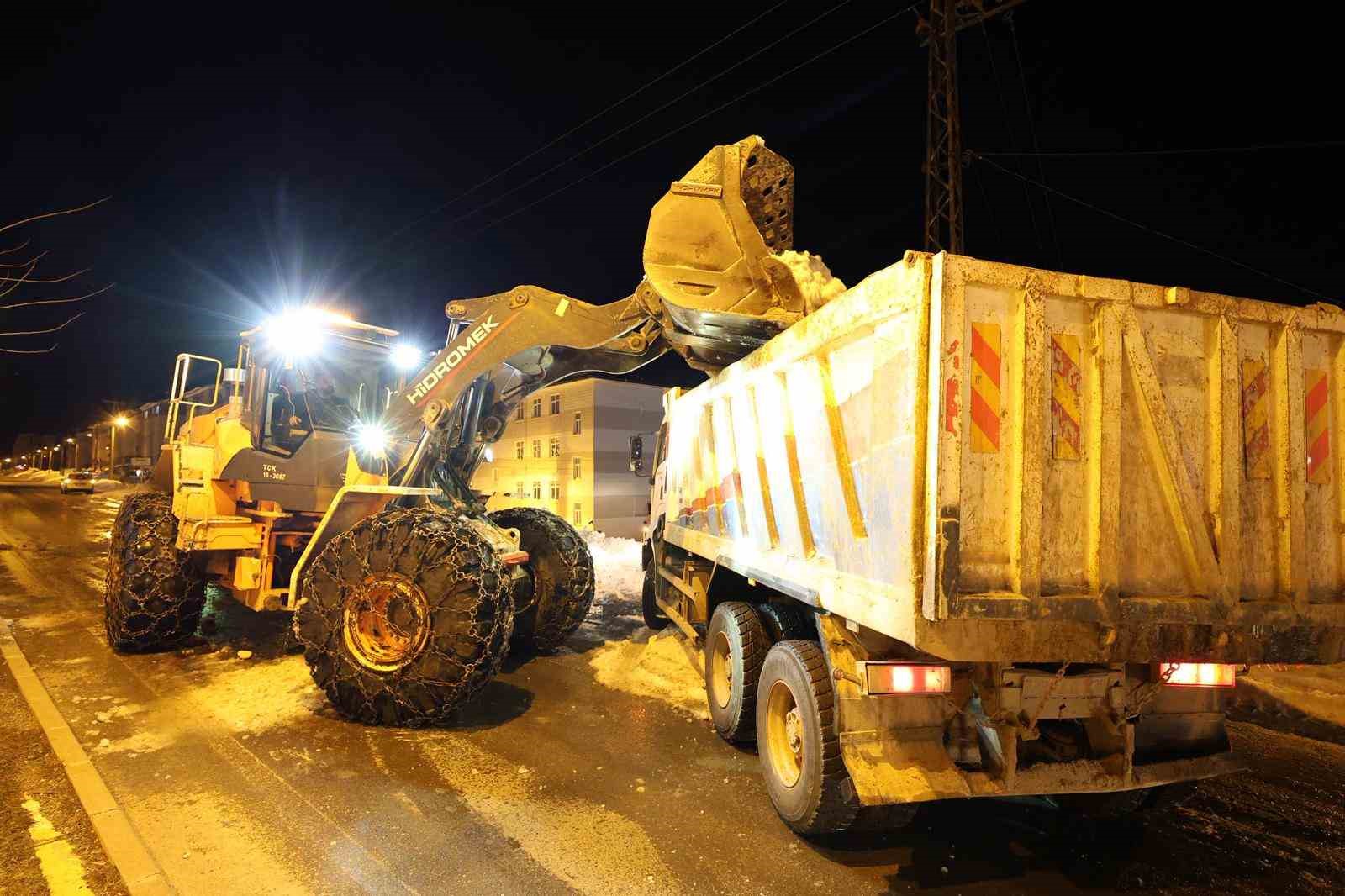 Bitlis’te kaldırımlardaki karlar kamyonlarla taşınıyor

