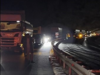 Bitlis’te kapanan yollarda uzun araç kuyrukları oluştu
