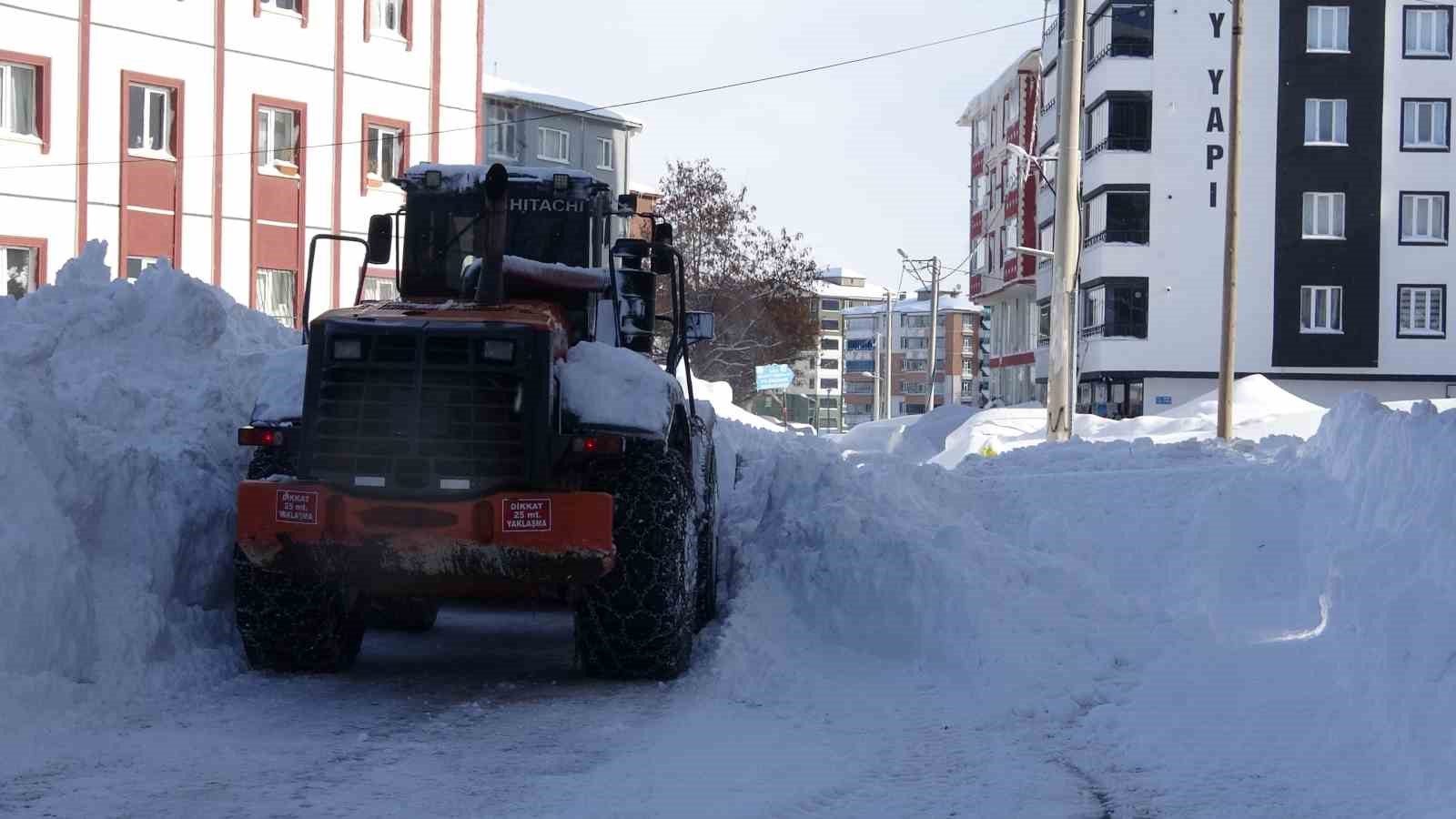 Bitlis’te kar altında kalan araçlar güçlükle bulundu
