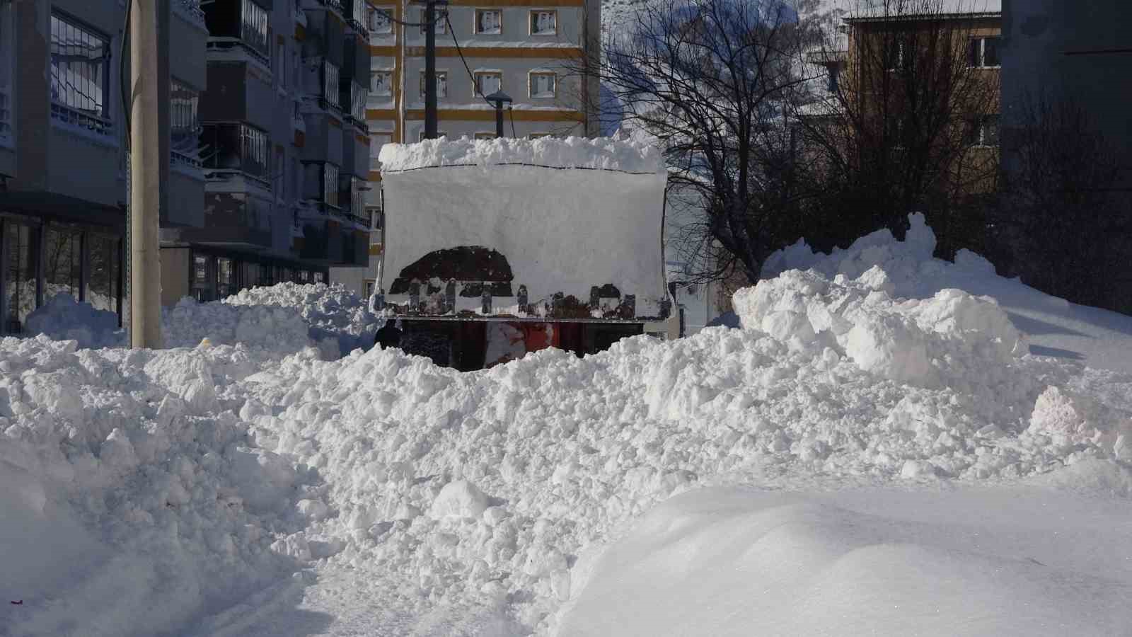 Bitlis’te kar altında kalan araçlar güçlükle bulundu
