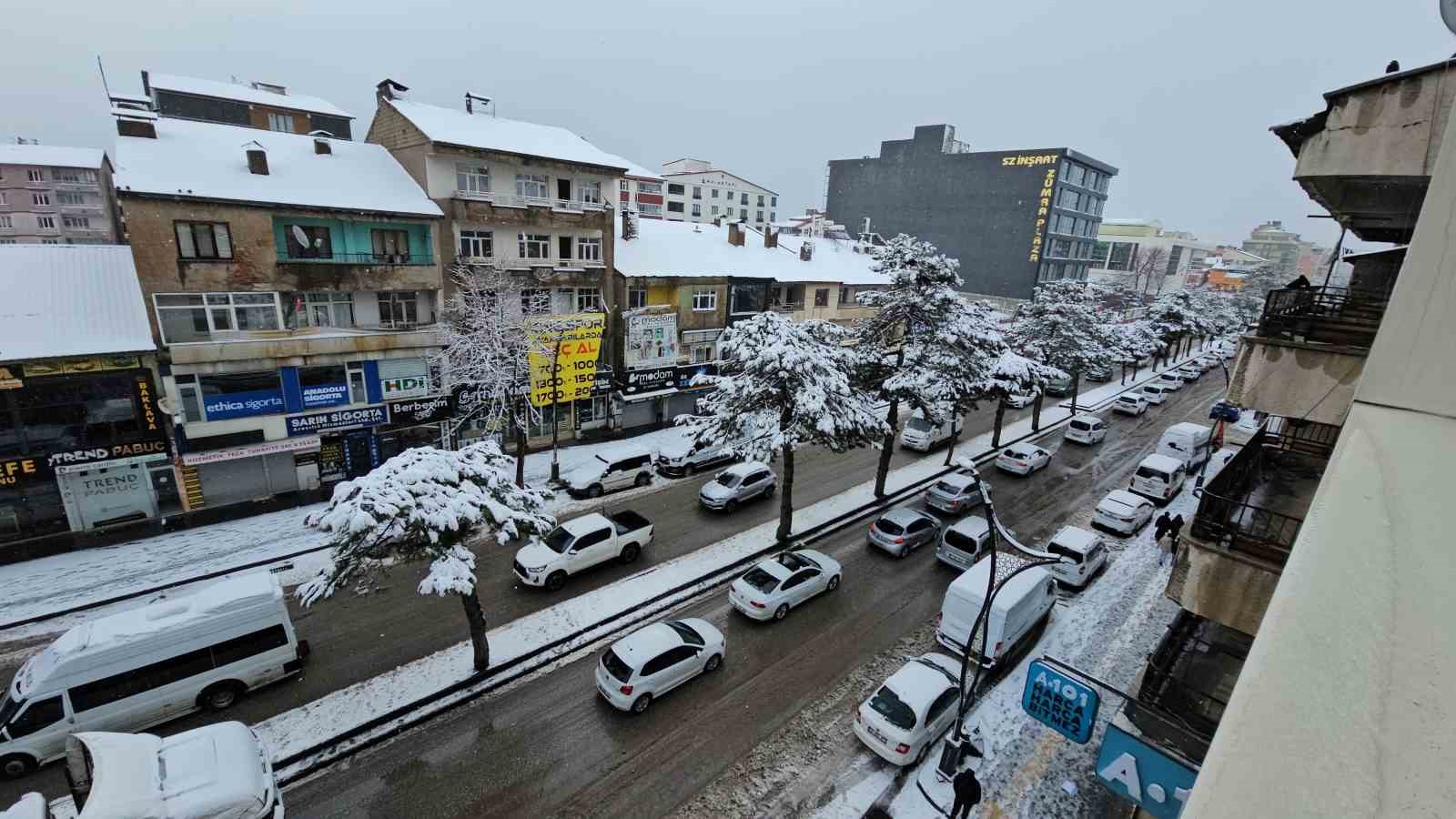 Bitlis’te kar sürprizi: Nisan ayında kent beyaza büründü
