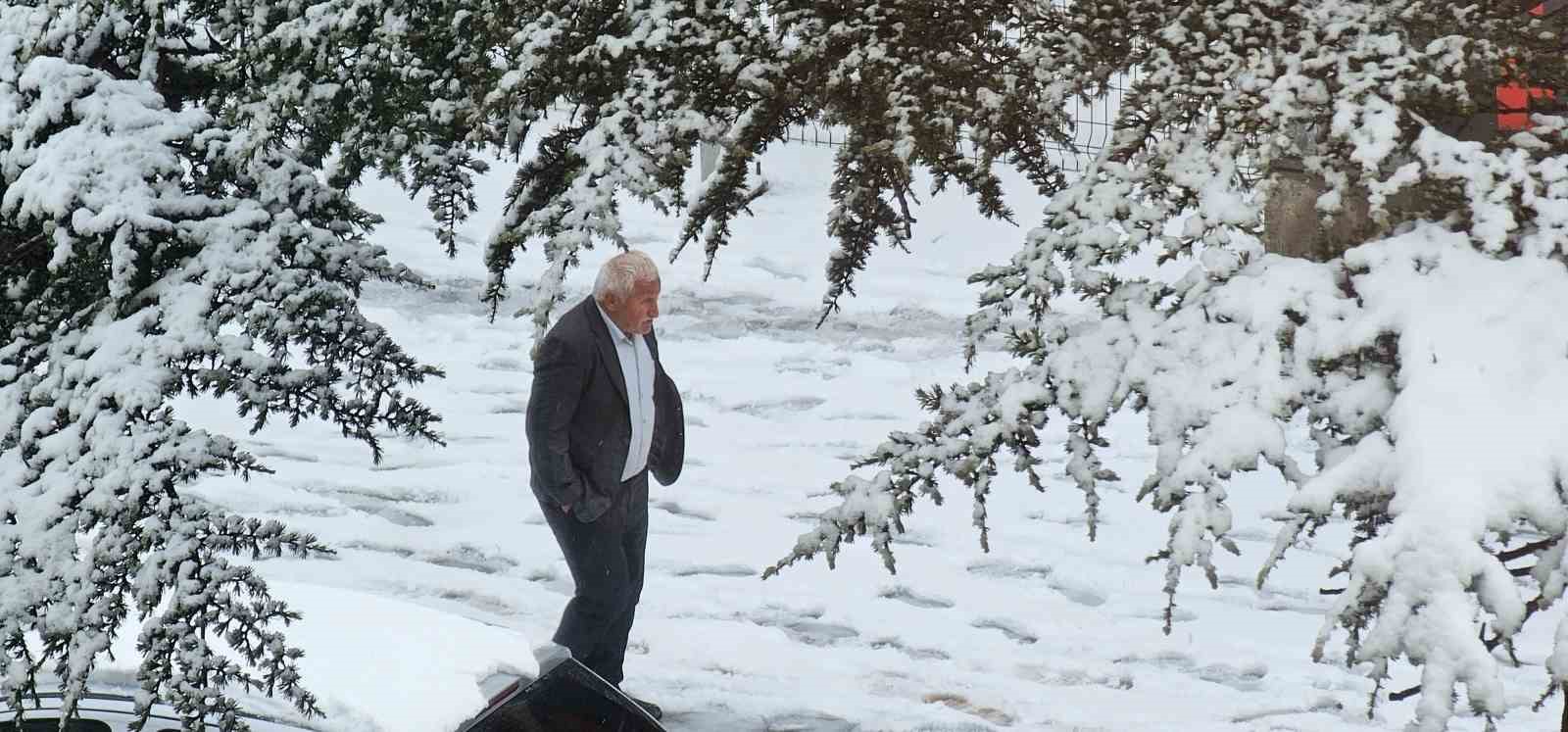 Bitlis’te kar sürprizi: Nisan ayında kent beyaza büründü
