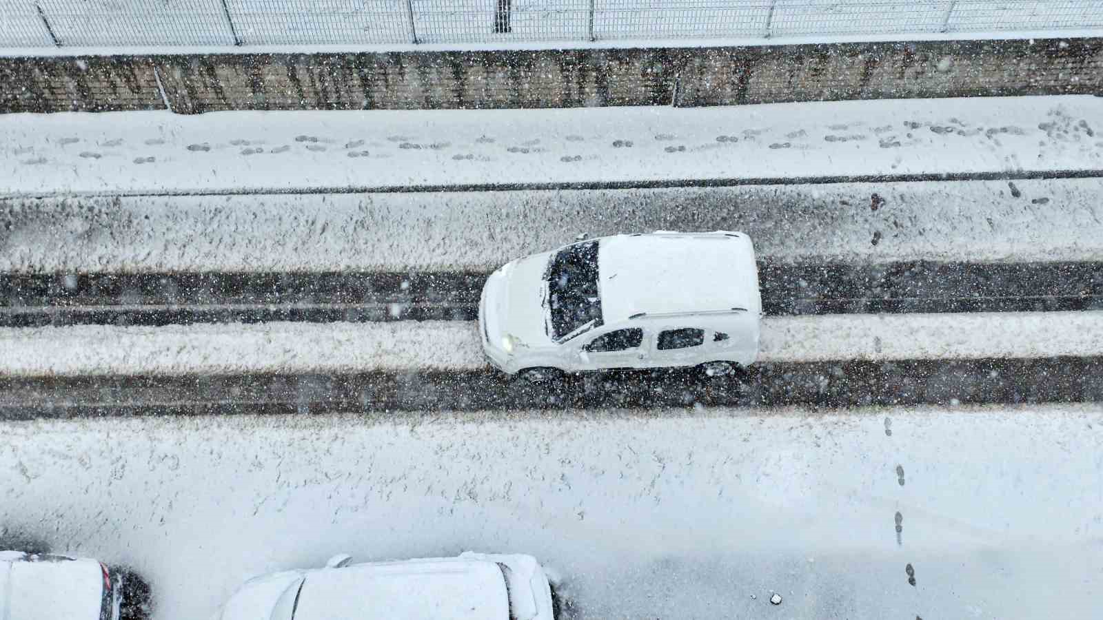 Bitlis’te kar sürprizi: Nisan ayında kent beyaza büründü
