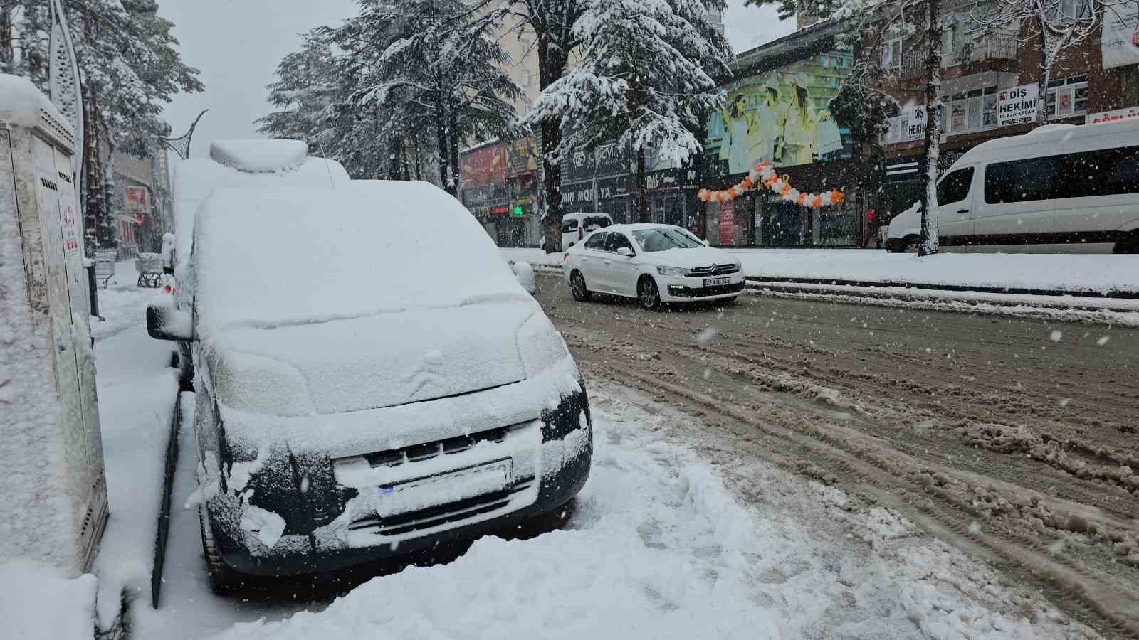 Bitlis’te kar sürprizi: Nisan ayında kent beyaza büründü
