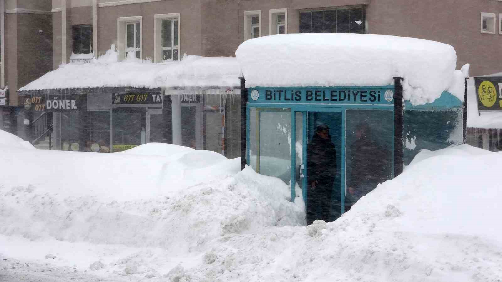Bitlis’te kar, tipi ve fırtına: 211 köy yolu ulaşıma kapandı
