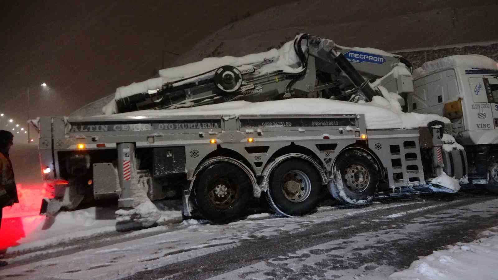 Bitlis’te kar yağışı kazaları da beraberinde getirdi
