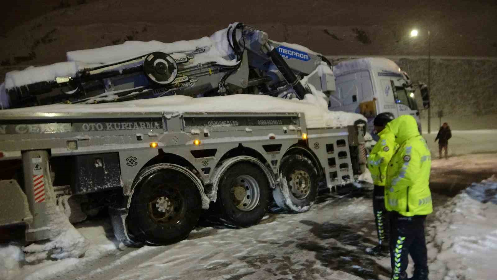 Bitlis’te kar yağışı kazaları da beraberinde getirdi
