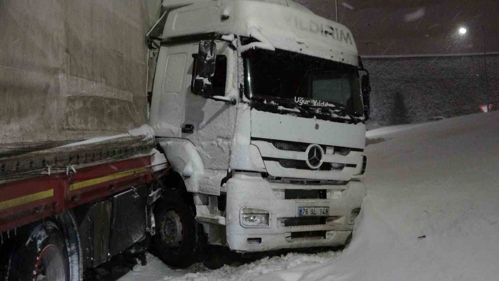 Bitlis’te kar yağışı kazaları da beraberinde getirdi
