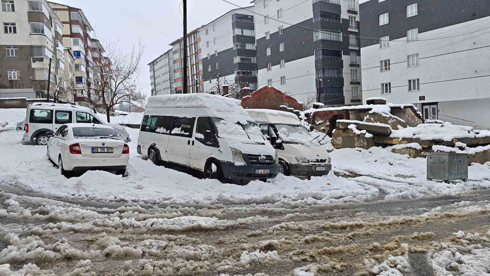 Bitlis’te kar yağışı nedeniyle 82 köy yolu ulaşıma kapandı
