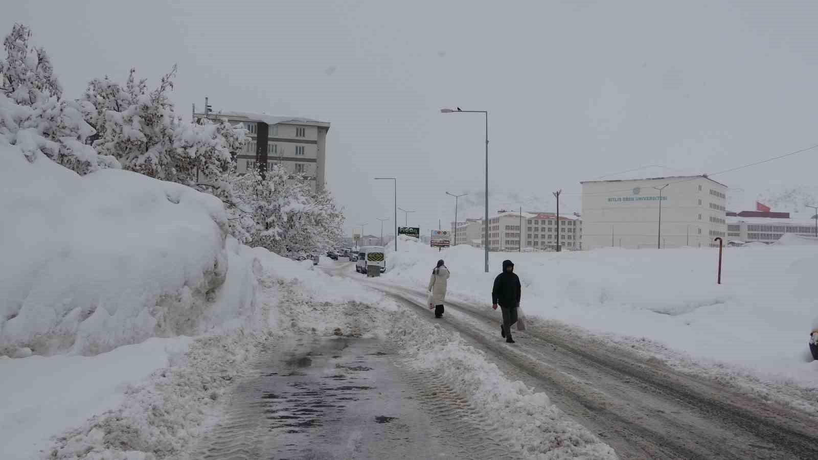 Bitlis’te kar yağışı yeniden etkili oldu
