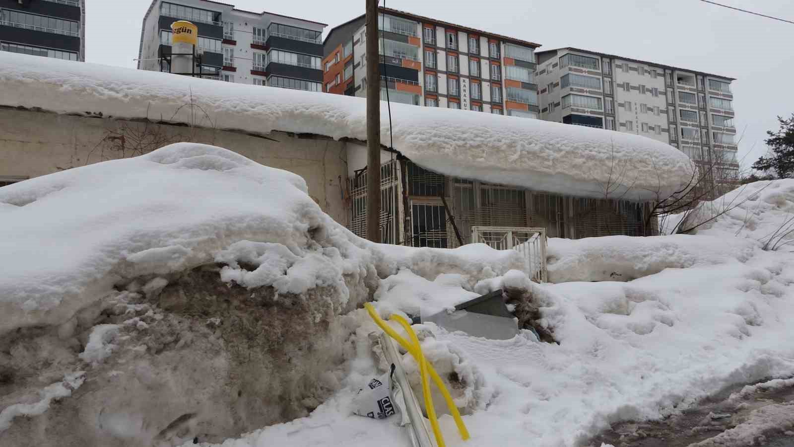 Bitlis’te kar yığınları kardan kaleye dönüştü

